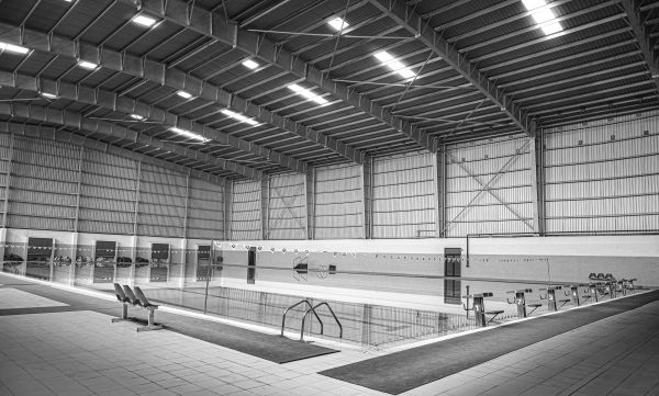 Comment choisir un revêtement antidérapant pour les abords d'une piscine utilisée en hiver?