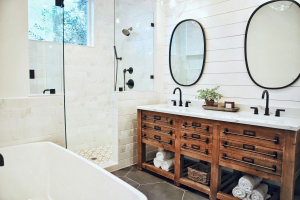 Comment concevoir et aménager une petite salle de bain sous les combles avec des rangements astucieux?