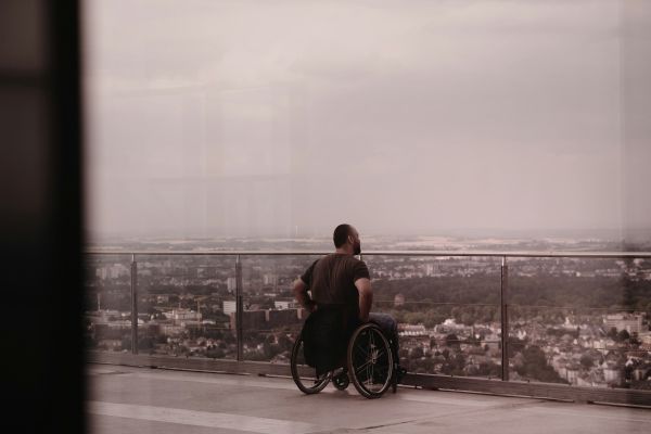 Quelle est la meilleure méthode pour rendre une terrasse accessible aux personnes à mobilité réduite?