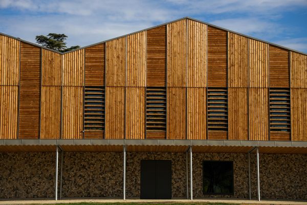 Quelle est la méthode d'entretien idéale pour une façade en bois exposée à un climat salin ?
