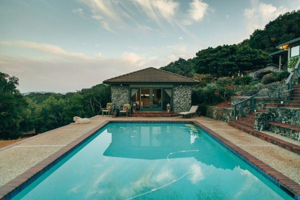 Quelle est la résistance au vent des différents types d'abris de piscine?